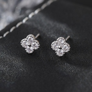 Pendientes Pequeños Minimalistas de Plata de Ley 925 con Trébol de Cuatro Hojas y Circonita Cúbica, Regalo de Joyería para Mujer - Product Image 5