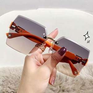 Lunettes de soleil surdimensionnées carrées pour femmes avec logo personnalisé, monture large tendance, verres dégradés UV400 - Product Image 1