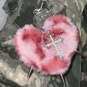 <span class=keywords><strong>Huya</strong></span> Xiaoge Y2K Hot Girl Llavero de Peluche con Estampado de Leopardo, Colgante de Corazón y Remache Cruzado, Decoración para Mochila - Product Image 6