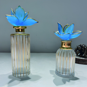 Botella de Perfume de Vidrio Facetado Recargable con Tapa Floral Dorada y Tapa Artesanal Glaseada para Decoración y Exhibición de Fragancias en el Hogar - Product Image 5