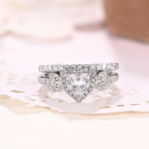 Set di Anelli per Coppie con Zirconi a Forma di Cuore, Gioielli Eleganti e Romantici per Proposte di Matrimonio - Product Image 1