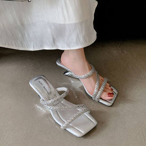 Sandalias casuales de cuero con plataforma y punta cuadrada con cuentas para mujer - Product Image 4