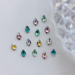 Nouvelle Arrivée Bijoux de Dents Scintillants Colorés en Forme de Losange Pierres Précieuses Cristallines pour Décoration Dentaire - Product Image 1