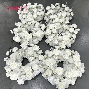 Guirlanda de flores artificiais de eucalipto e rosas de seda brancas e verdes de 60cm, fornecida diretamente da fábrica, para decoração de mesa em eventos. - Product Image 3