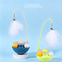 Cet amuseur 3-en-1 pour chat vous garanti des heures de divertissement : avec baguette à plumes, balle à herbe à chat et balle à billes sonore
