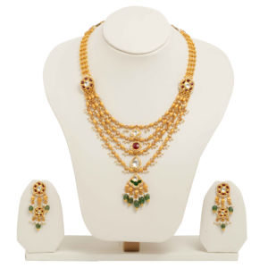 Ensemble de colliers superposés élégants en or, ornés de perles complexes et de pierres, avec un long pendentif assorti à des boucles d'oreilles. - Product Image 1