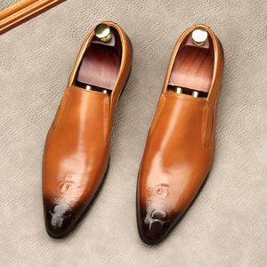 Zapatos Retro Casuales de Cuero Genuino Hechos a Mano para Hombre, Zapatos Sin Cordones con Punta Redonda, Modernos y Pulidos, Mocasines Británicos - Product Image 1