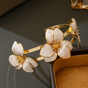 European and American cross-border Korean-style minimalist niche design oil-<b>drop</b> flower <b>earring</b> and necklace set, femme - Product Image 3