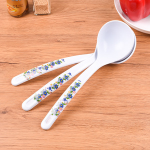 Cuillère de service en mélamine à motif floral avec long manche pour les fêtes d'adultes et l'usage domestique - Product Image 1