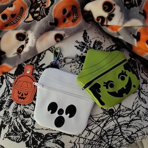 Graziose Mini Borse a Tema Halloween con Disegni di Zucca, Strega e Fantasma, Realizzate in Tessuto Resistente con Chiusura a Cerniera e Gancio con Clip - Product Image 2