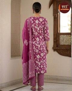 Ensemble salwar kameez en coton brodé, très vendu, avec un design magnifique pour les fêtes et les festivals, disponible au prix export. - Product Image 2