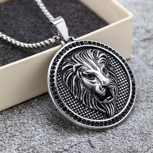 Pendentif tête de lion en acier inoxydable avec sertissage diamant, charme unisexe pour un usage quotidien - Product Image 1