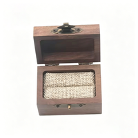 Boîte à bague rectangulaire élégante en bois de noyer naturel avec fermeture à boucle, emballage cadeau pour bijoux