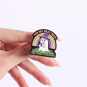 Spilla Smaltata 'Prossimo Trucco: Dimenticherò di Rispondere' - Fantasma Arcobaleno con Cappello da Strega e Bacchetta Magica - Product Image 4