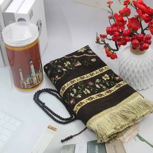 Alfombra de oración musulmana lavable de chenilla suave con un pequeño diseño floral, empaquetada en un tubo con bordes con flecos, para uso diario en interiores. - Product Image 1