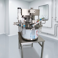 Petite machine de remplissage et de bouchage automatique de table pour eau pure, moteur électrique, capacité de 1000 bouteilles/heure, pour boissons, produits chimiques, plastique