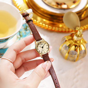 Montre à quartz pour femme en cuir véritable fin, style vintage, avec cadran romain et bracelet en peau de serpent dorée - Product Image 4