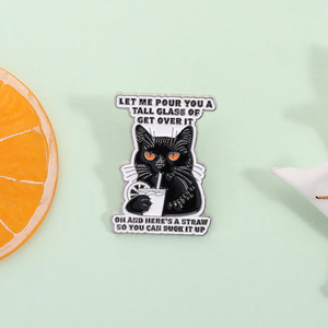 Al por mayor Broche de solapa de esmalte metálico con diseño de meme divertido de gato negro sarcástico '<span class=keywords><strong>Get</strong></span> <span class=keywords><strong>Over</strong></span> <span class=keywords><strong>It</strong></span>' para decoración de ropa y mochilas - Product Image 1