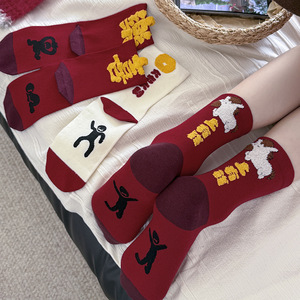 Chaussettes rouges pour l'Année du Cheval, chaussettes mi-mollet avec talons floqués, chaussettes en coton, petites figurines brodées, pour éloigner le mal. - Product Image 3