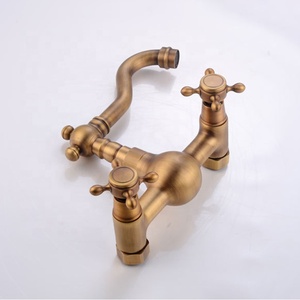 Chất lượng cao kép xử lý Antique Brass treo tường vòi nước nhà bếp với màu xanh và trắng sứ - Product Image 4