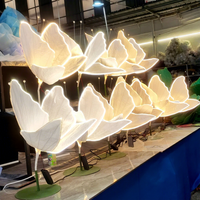 Lustre de scène de mariage style européen avec ailes de papillon lumineuses, en métal et PVC, pour décoration de plafond artistique et photographie suspendue sur scène en T