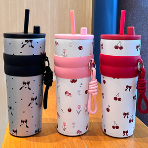 แก้วกาแฟลายเชอร์รี่โบว์ ขนาด 710 มล. ภายในทำจาก SUS316L ภายนอกทำจากสแตนเลส ฝา PP ซีล TPR พร้อมสายคล้องคอแบบพกพา สามารถสกรีนโลโก้ได้ - Product Image 1