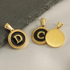 Colgante de disco con borde estampado de 12 mm y letra inicial del alfabeto en esmalte negro |   Acero Inoxidable con Revestimiento PVD de Oro de 18K - Product Image 2