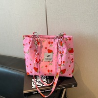 Sac fourre-tout pour femme à imprimé fraises, directement de l'usine, sac à main à chaîne multicolore, sac fourre-tout décontracté de grande capacité pour femmes, pour un usage quotidien