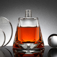 Bouteille à liqueur en verre cristal de haute transparence, à base épaisse trapézoïdale et facettes, vide, 500 ml, vente directe usine.