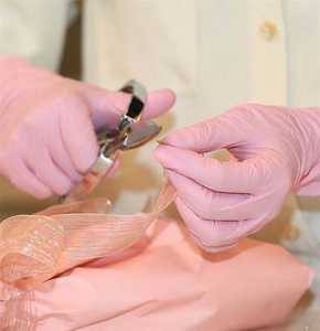 قفازات نيتريل يمكن التخلص منها بسماكة 4 ميل، 100 قطعة، خالية من اللاتكس والبودرة والسيليكون، ذات ملمس ناعم للاستخدام في طب الأسنان/المطبخ/الطب - Product Image 4