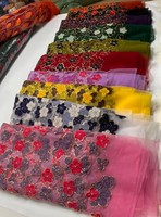Tissu brodé de luxe haut de gamme de Bolivie, dentelle perlée et à sequins faite à la main en France, idéal pour les robes de mariée et de soirée