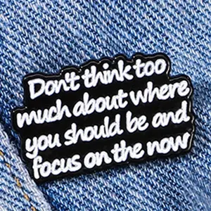 No pienses demasiado en dónde deberías estar y concéntrate en la mochila inspiradora con insignia de broche de letras de celebridad Now - Product Image 5