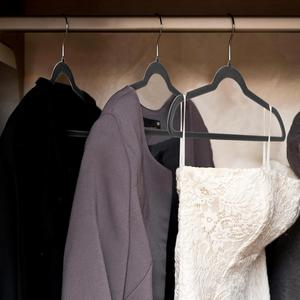 Cintres en velours noir antidérapants pour enfants, idéaux pour costumes et manteaux – Nouveauté très demandée - Product Image 3