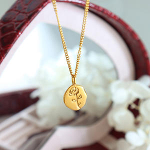 Collana con ciondolo a forma di fiore di rosa ovale in acciaio inossidabile placcato oro 18 carati di alta qualità regalo per la festa della figlia delle donne - Product Image 2