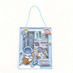 โรงงานขายส่งปากกาเจลคริสต์มาสแบบกำหนดเอง อุปกรณ์การเรียน ชุดของขวัญเด็ก กล่องเครื่องเขียน สีน้ำเงิน แดง เหลือง หัวปากกา 0.8 มม. - Product Image 1