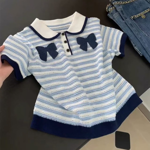 Top de punto con cuello polo y manga corta a rayas estilo preppy para mujer, color azul marino, con aberturas, para verano - Product Image 1