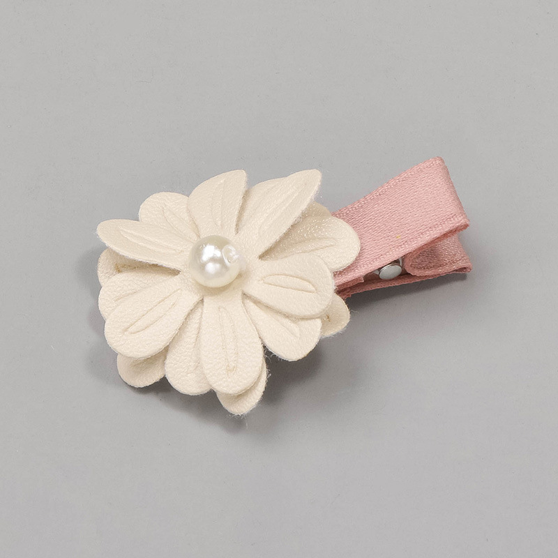 Fleur en cuir d'agneau blanc Mc1607