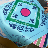 Tapis de Mahjong Minimaliste Antidérapant Résistant à l'Usure avec Motif Floral Oiseaux Bleus et Roses et Bords Surfilés – Stock Usine