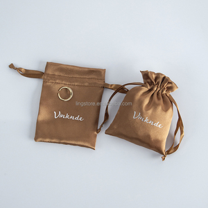 Sacs en satin personnalisés bon marché de 9x12 cm, couleur marron, avec logo, pour bijoux, emballage cadeau en satin de soie avec cordon de serrage pour montre - Product Image 1