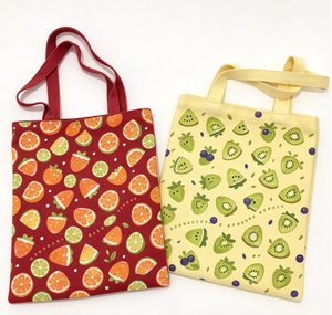 Sac fourre-tout personnalisé en polyester couleur naturelle imprimé sérigraphié, motif coloré, avec poignées et bandoulière, taille moyenne, pour les boutiques - Product Image 1