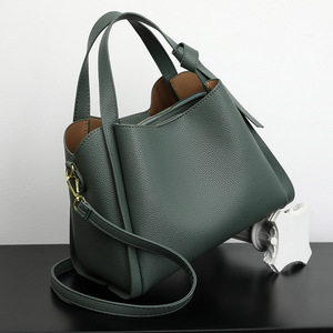 Bolso tipo cubo de cuero suave de lujo 2024 para mujer, cierre de cremallera, diseño templado, dos correas de hombro de poliéster para uso en la playa - Product Image 3