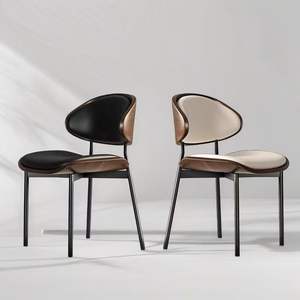 Chaise de salle à manger minimaliste à l'italienne en cuir noir, bois massif vieilli avec dossier haut de gamme pour <span class=keywords><strong>restaurant</strong></span> - Product Image 2