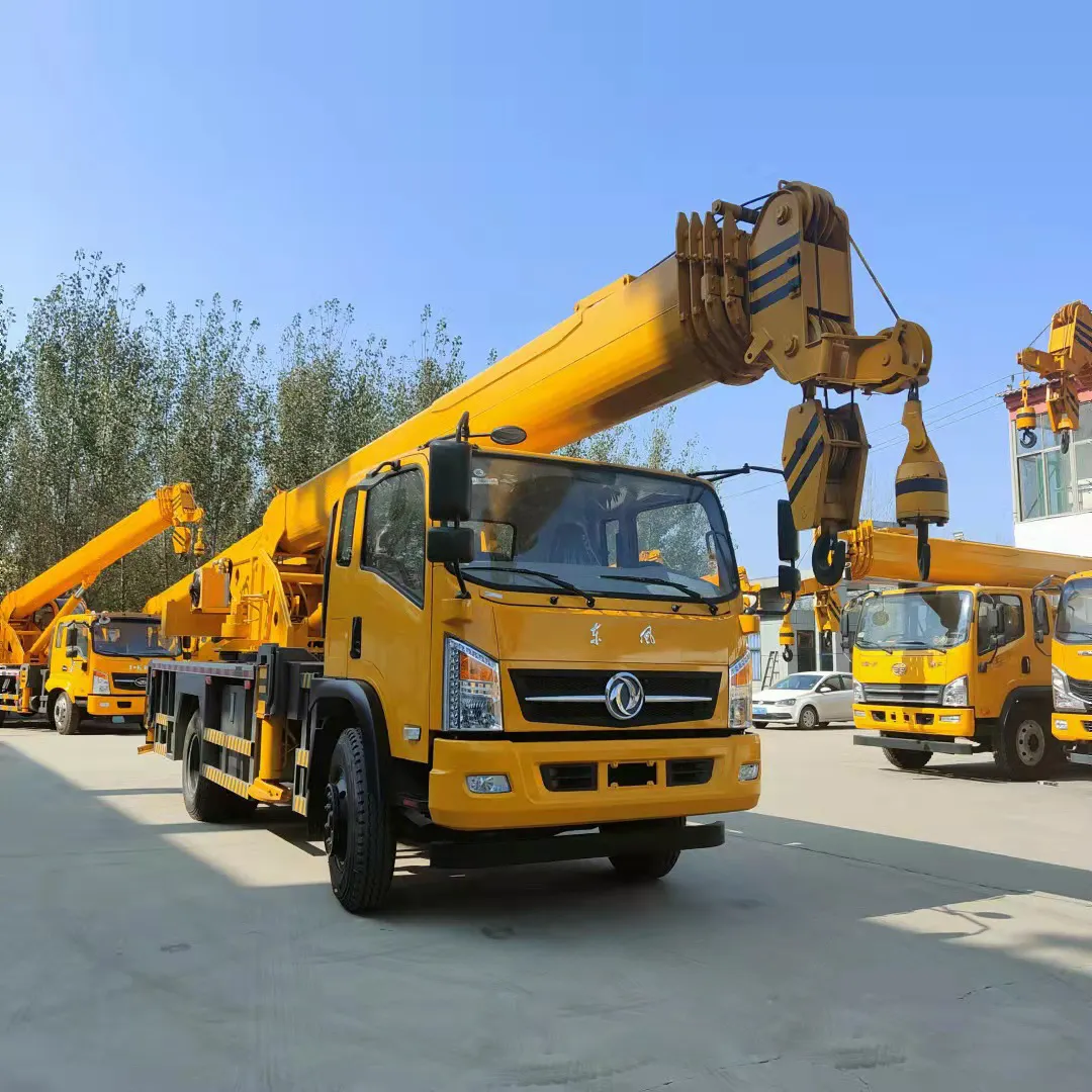 Grue mobile télescopique de camion d'équipement de levage diplômée par usine 4 tonnes à vendre