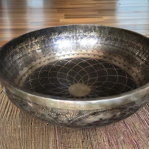 Cuenco Tibetano Grande de Siete Metales, Chapado en Oro, Hecho a Mano, con Grabado de Buda, para Meditación y Sonido Curativo Especial - Product Image 3
