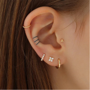 Boucles d'oreilles clous ROXI Triple Perles S925 Argent Plaqué Or 18 carats 16G pour Cartilage à Filetage - Product Image 3