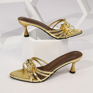 Nuove Ciabatte <span class=keywords><strong>Eleganti</strong></span> con Tacco Medio 2026, Sandali Sexy da <span class=keywords><strong>Donna</strong></span> con Punta Aperta e Decorazione Floreale in Metallo - Product Image 6