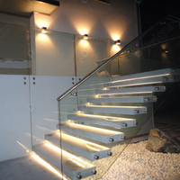 Étape de boîte en bois de conception fantaisie Prima avec support en acier bonne finition de surface avec escalier flottant en verre trempé