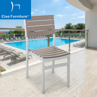 Chaise de jardin d'extérieur commerciale en alliage d'aluminium avec cadre en bois imitation, empilable et sans accoudoirs