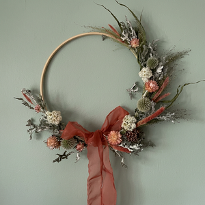 Corona rústica de metal con flores secas y cinta roja, arreglo floral decorativo hecho a mano para Navidad - Product Image 4