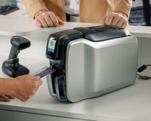 <span class=keywords><strong>Imprimante</strong></span> de cartes d'identité Zebra ZC300 en plastique <span class=keywords><strong>PVC</strong></span> d'origine Machine <span class=keywords><strong>à</strong></span> sublimation thermique double/simple face Impression professionnelle Carte <span class=keywords><strong>à</strong></span> <span class=keywords><strong>badge</strong></span> saine - Product Image 6